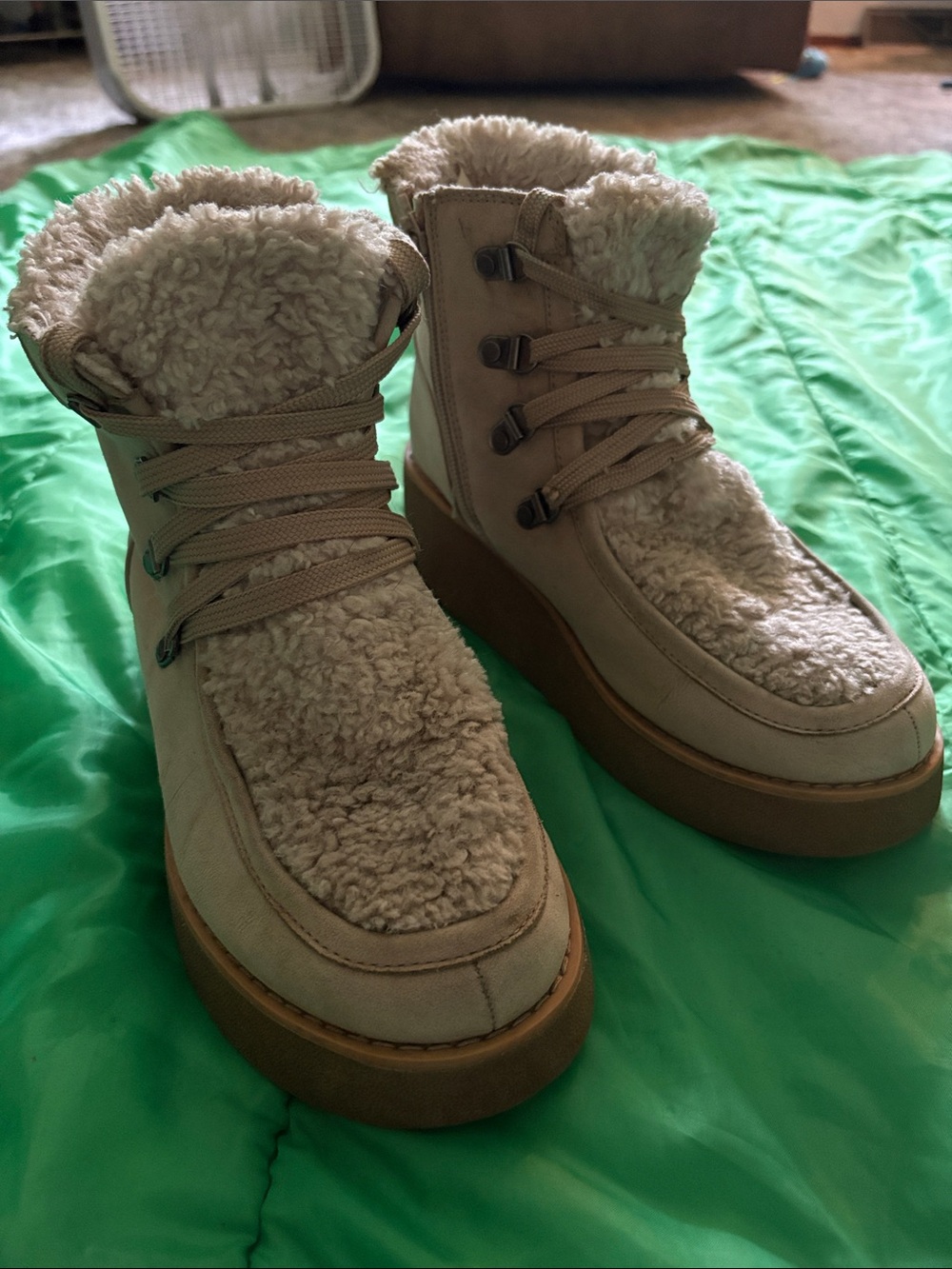 Women’s Cream Sherpa Lace-Up Ankle Boots size 8